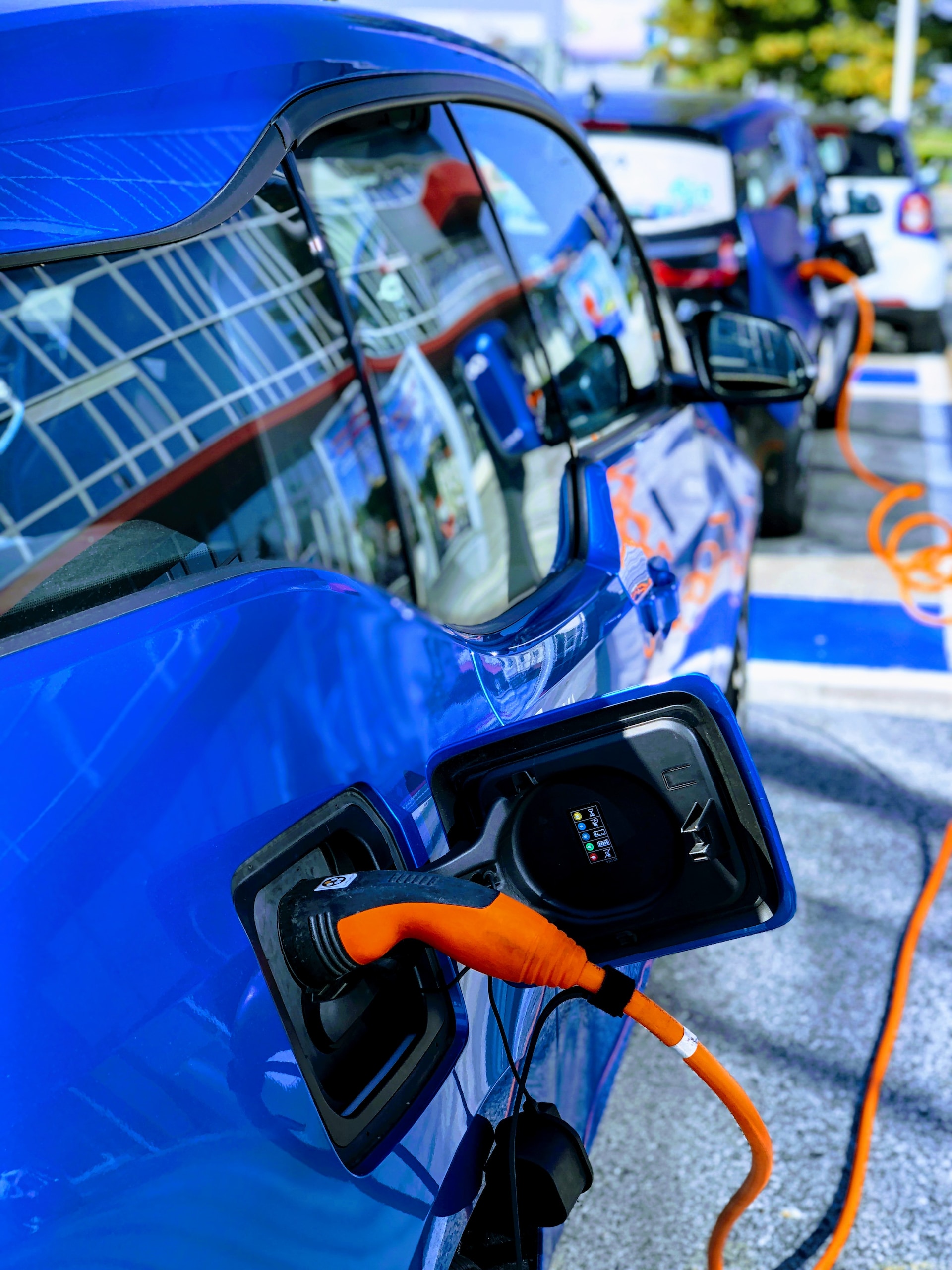 Electric vehicles impact on the power grid: Challenges and solutions